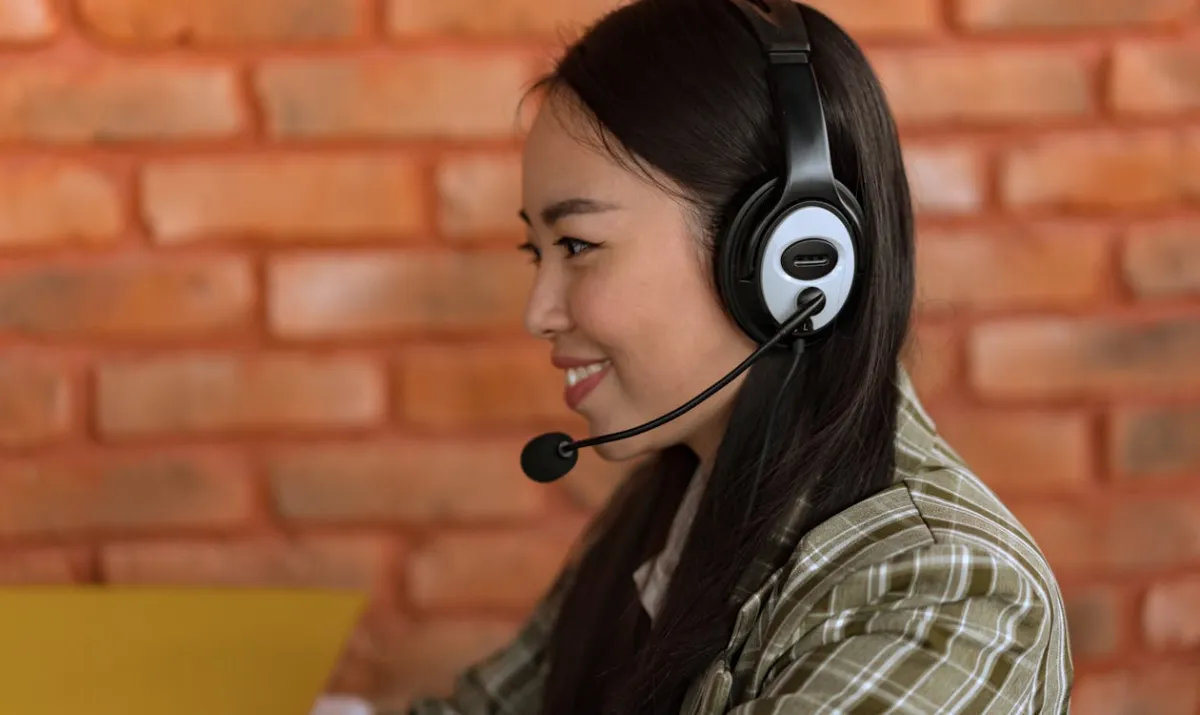 Grafik perbandingan waktu respons customer service Luxury138 per saluran komunikasi